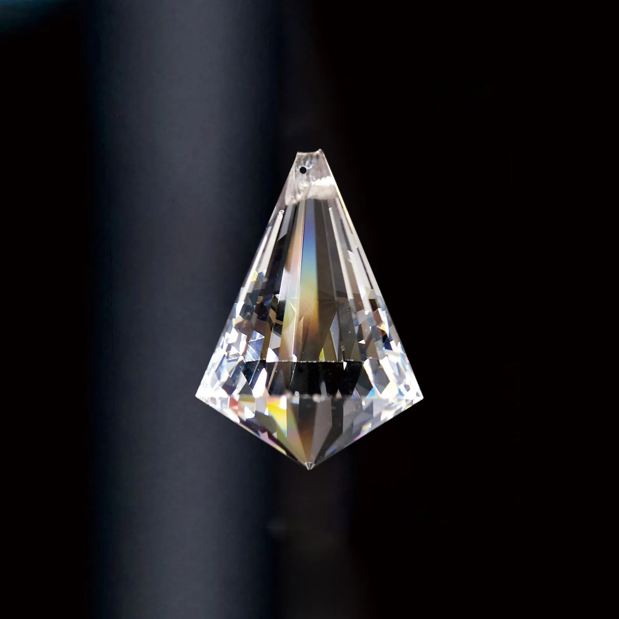 C70101  Crystal Pyramid Without Ring 30mm